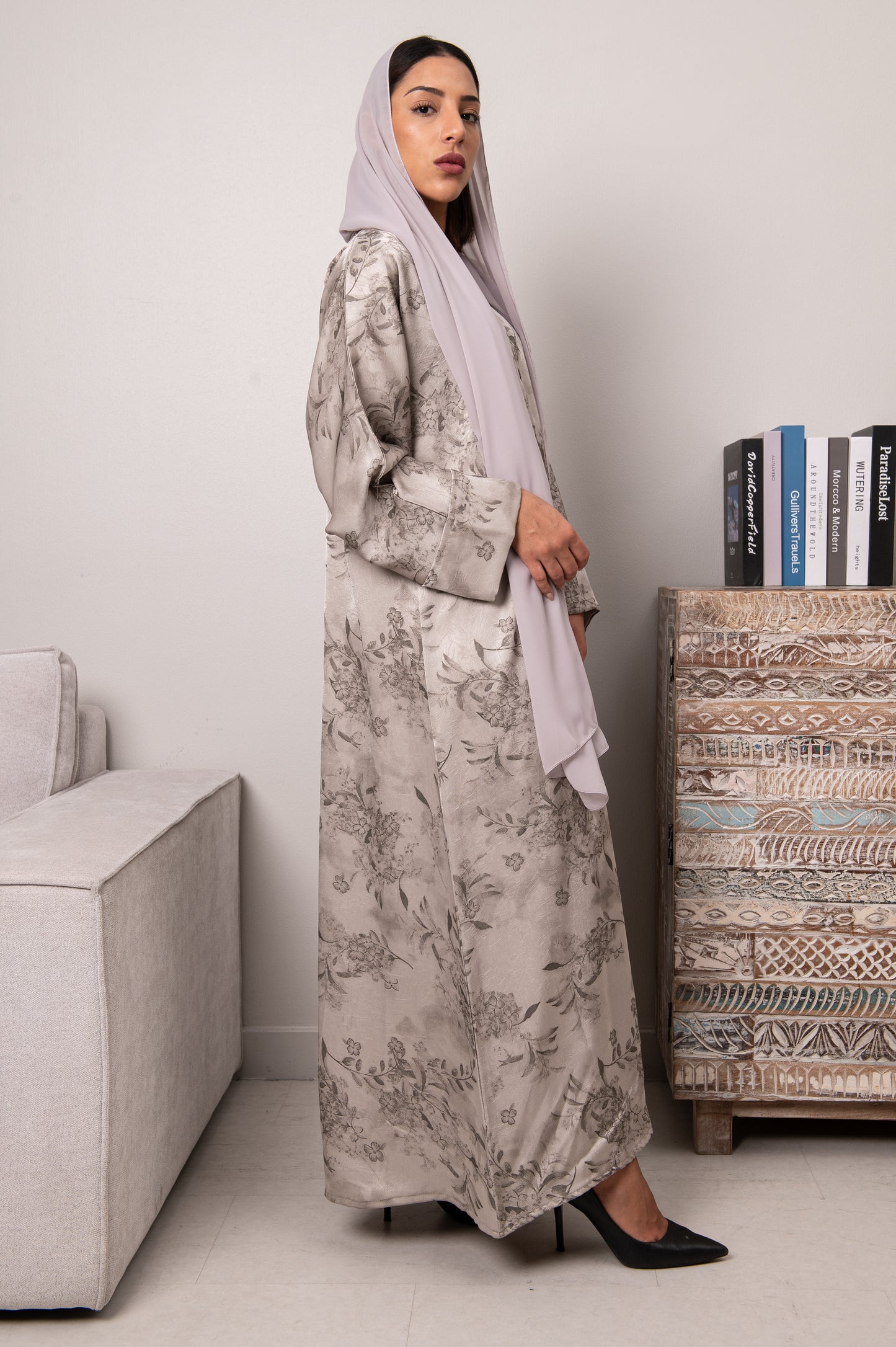 عباية بتلات متوهجة - رمادي فاتح