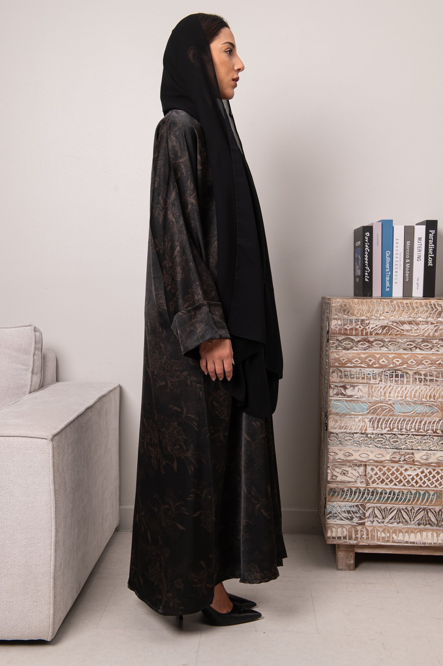 عباية بتلات متوهجة - أسود